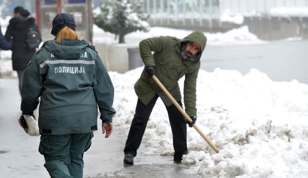 Нови Сад: Лопате и со обавезни
